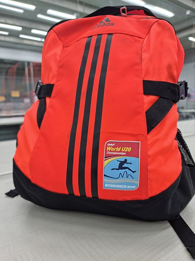 Czerwony plecak z trzema czarnymi paskami i logiem mistrzostw świata U20 Bydgoszcz 2016