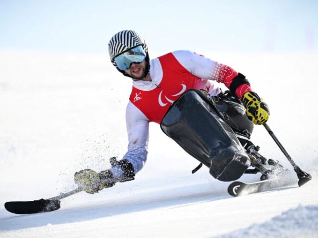 Igor Sikorski jedzie na monoski po śniegu