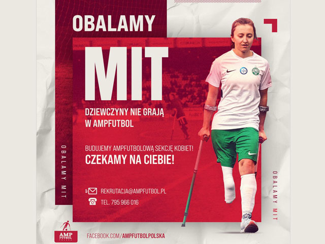 Plakat. Po prawej stronie kobieta - zawodniczka ampfutbolu o kulach, po prawej stronie napisy: Obalamy mit. Dziewczyny nie grają w ampfutbol. Budujemy ampfutbolową sekcję kobiet! Czekamy na Ciebie