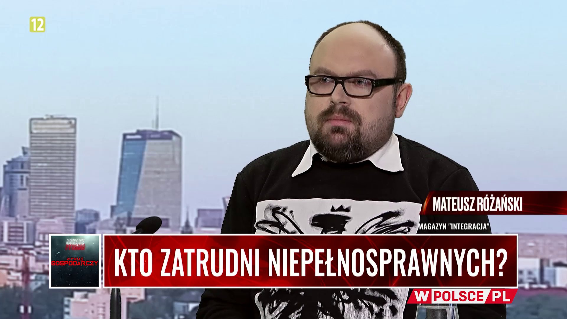 Mateusz Różański udziela wywiadu Telewizji wPolsce. Jego tytuł to "Kto zatrudni niepełnosprawnych"