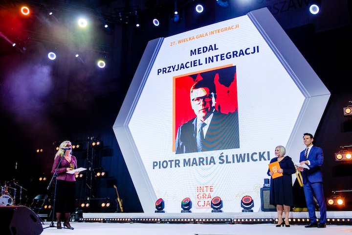 Jeden z laureatów medalu Przyjaciel Integracji