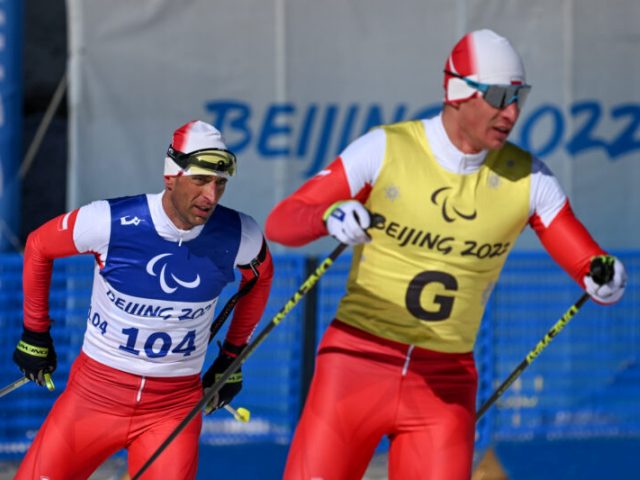 Piotr Garbowski z przewodnikiem Jakubem Twardowskim jadą na nartach