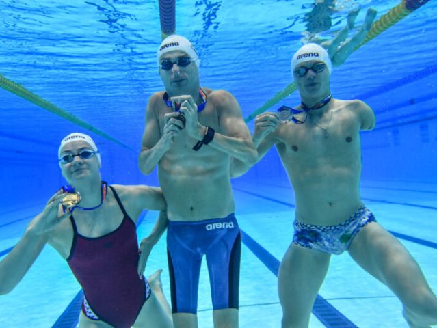 od lewej: Oliwia Jabłońska, Jacek Czech, Michał Golus w wodzie z medalami