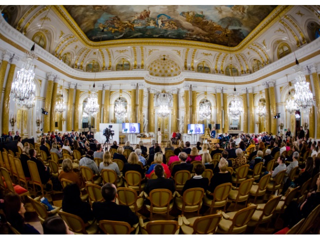 Widok na publiczność i scenę podczas Gali Człowiek Bez Barier 2022, która odbywała się w Sali Wielkiej Zamku Królewskiego w Warszawie