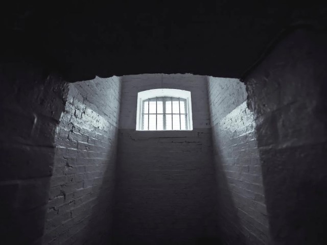sala więzienna i okno
