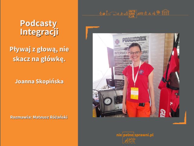Po prawej stronie grafiki jest zdjęcie młodej kobiety w czerwonym kombinezonie, która stoi na tle rollupu szkoly ratownictwa i sportów wodnych i obronnych Podwodnik. Po lewej jest tytuł podcastu na pomarańczowym tle a pod nim nazwisko rozmówczyni: Joanna Skopińska a pod nim napisano: rozmawia: Mateusz Różański.  