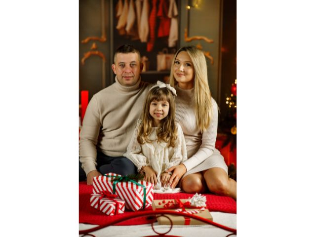 Rodzina z córką chorująca na SMA na tle wystroju świątecznego