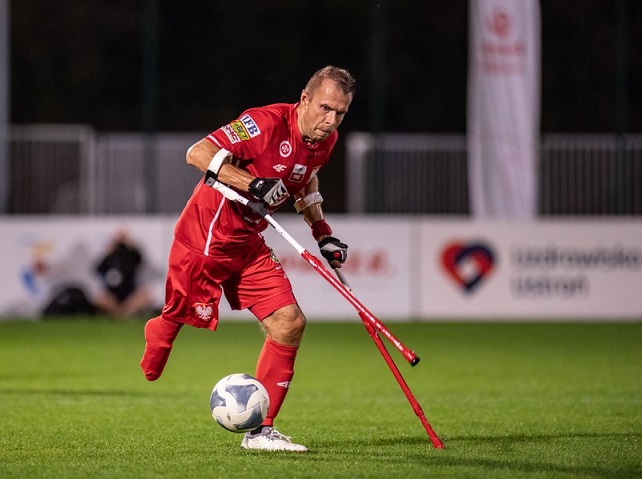 zawodnik polskiej reprezentacji w amp futbolu podczas meczu.