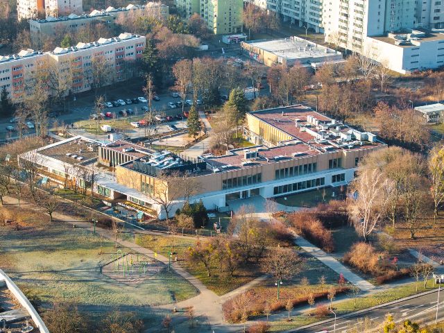 Widok z góry na Centrum Aktywności Międzypokoleniowej przy ul. Korotyńskiego w Warszawie. 