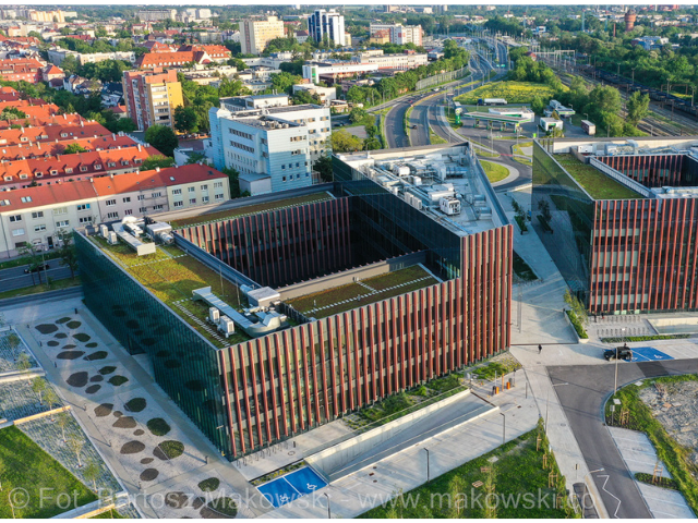 Widok z lotu ptaka na Centrum Usług Publicznych w Opolu. 