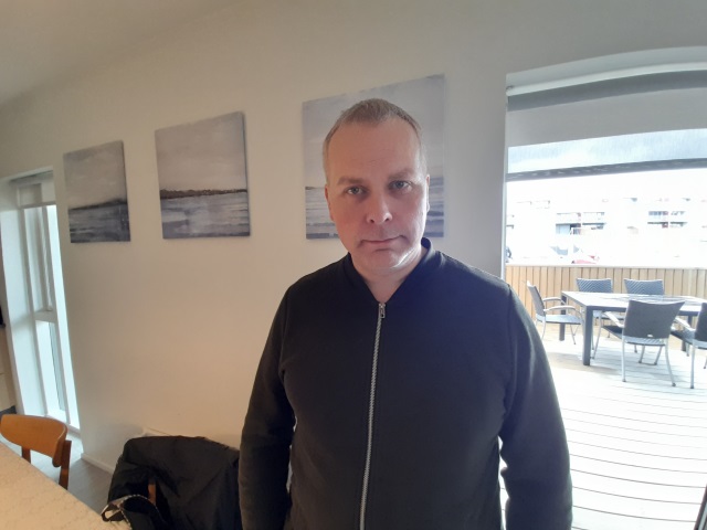 Birgir Freyr Birgisson we wspolnym pokoju w mieszkaniach wspomaganych przy ul. Ellidabraut 12 w Reykaiwiku