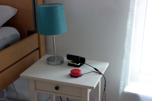 lampka nocka i urządzenie z czerwonym przyciskiem