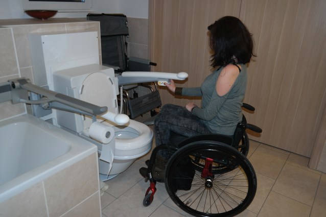 Julita prezentuje guziki na regulacyjnym uchwycie toalety