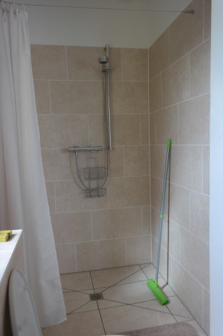 prysznic bez progu i z białą kotarą