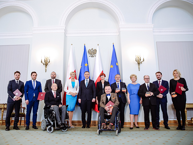 Liderzy dostępności wraz z parą prezydencką, minister Rafalską i prezesem Integracji.