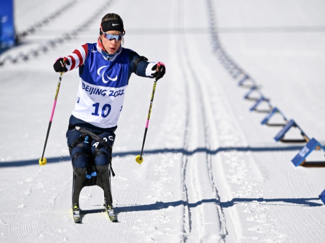 Oksana Masters zjeżdża na sledżach podczas zawodwów na igrzyskach w Pekinie