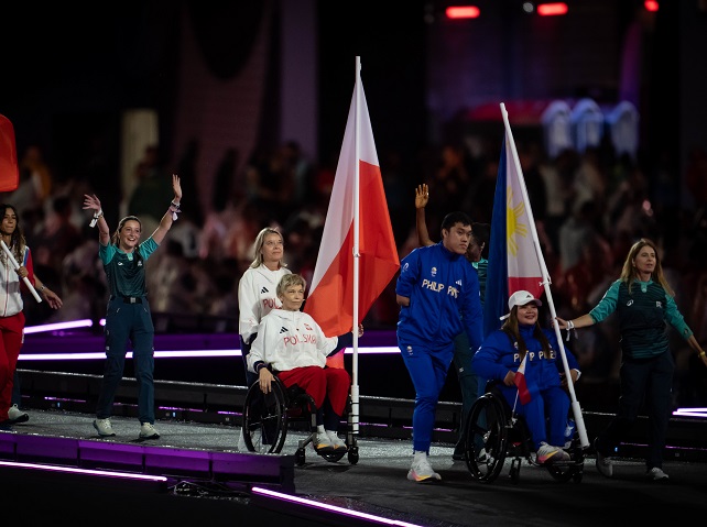 Podczas ceremonii zamknięcie igrzysk paralimpijskich chąrowie reprezentacji i dzie obok przedstawicieli Filipin.zeds