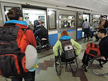 Osoby na wózkach wjeżdżają do wagonu metra