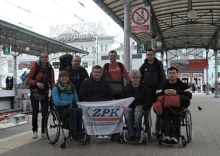 Cztery osoby na wózkach i czwórka asystentów na peronie stacji w Moskwie