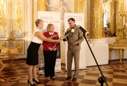 Sala kolumnowa Zamku Królewskiego w Warszawie Eugeniusz Kalinowski z Torunia odbiera statuetke i kwiaty z rąk wicemarszałkini Wandy Nowickiej