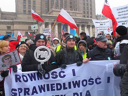 Manifestanci trzymają transparent z hasłem o równości i sprawiedliwości