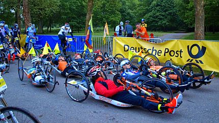 Grupa zawodników na handbike'ach na starcie wyścigu