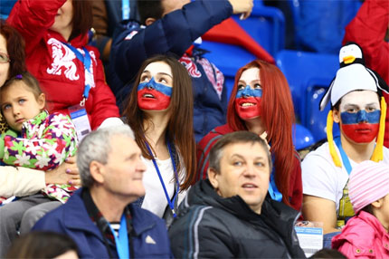 Kibice rosyjscy na trybunie, dwie dziewczyny mają pomalowane twarze w barwy rosyjskiej flagi