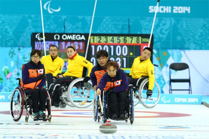 Curling na wózkach, mecz Chiny-Korea Płd. Zagrywa Koreańczyk