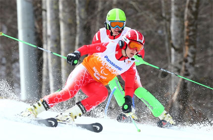 Anna Ogarzyńska i jadący za nią po stoku na nartach Maciej Krężel