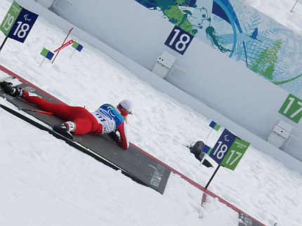 Arleta Dudziak strzela w pozycji leżącej podczas biegu biatlonowego