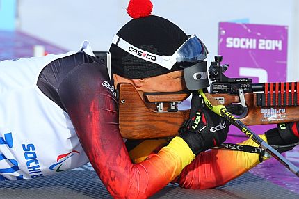 Niemka Andrea Eskau strzela z karabinu podczas zawodów biatlonowych