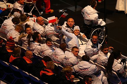 Reprezentanci Polski siedzą w swoim sektorze podczas otwarcia igrzysk