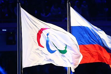 Łopoczące flagi Międzynarodowego Komitetu Paraolimpijskiego i Rosji.