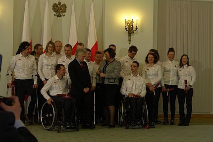 Polska reprezentacja na Igrzyska Paraolimpijskie na wspólnym zdjęciu z Anną Komorowską,