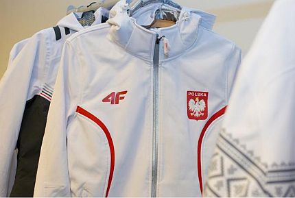 Dres paraolimpijskiej reprezentacji Polski - biała bluza z godłem RP po jednej strone i nazwą firmy 4F po drugiej.