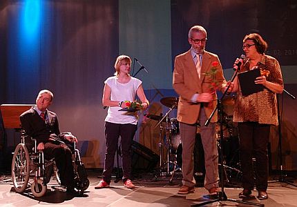 Na scenie troje laureatów Pegazów, po lewej na wózku siedzi Bolesław Bryński