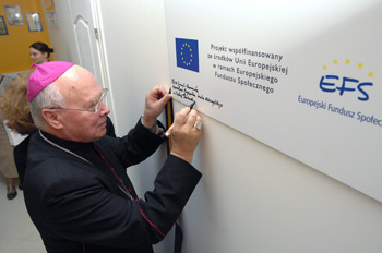 Arcybiskup T. Gocłowski składa podpis na pamiątkowej tablicy