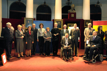 zdjęcie: wspólne zdjęcie laureatów i jury
