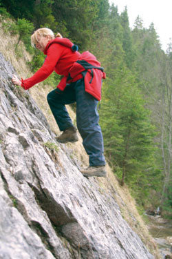 zdjęcie: prof. Ewa Nowicka podczas wspinaczki górskiej