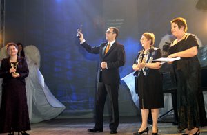 zdjęcie: Maciej Orłoś odbiera nagrodę dla TVP
