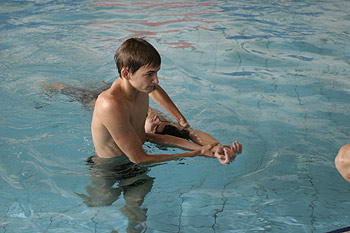 zdjęcie: ratownik holuje w wodzie osobę poszkodowaną
