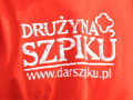 Napis na koszulce: Drużyna Szpiku. www.darszpiku.pl