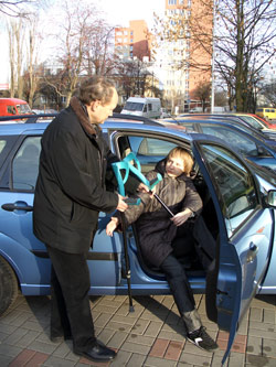 zdjęcie: asystent pomaga wysiąść z samochodu