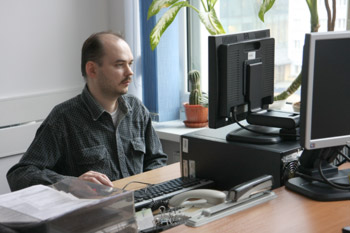 zdjęcie: Grzegorz przy biurku