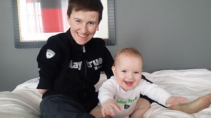 Uśmiechnięta Katarzyna Rogowiec ze swoją małą córeczką Olimpią.
