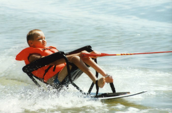 zdjęcie: chłopiec na narcie wodnej