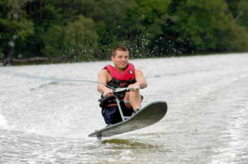 zdjęcie: młody mężczyzna na narcie wodnej