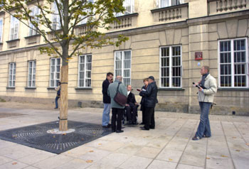 zdjęcie: uczestnicy spotkania na Krakowskim Przedmieściu