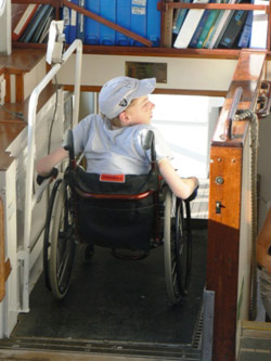 zdjęcie: osoba na wózku na pokładzie żaglowca