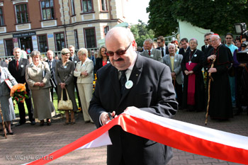 zdjęcie: Symboliczne przecięcie wstęgi - prof. Ryszard Andrzejak , rektor wrocławskiej Akademii Medycznej